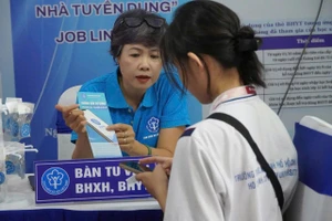 Người lao động có được đóng cùng lúc BHXH bắt buộc và BHXH tự nguyện?
