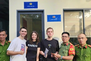 Công an phường Đông Hưng Thuận hỗ trợ du khách Nga tìm lại tài sản thất lạc