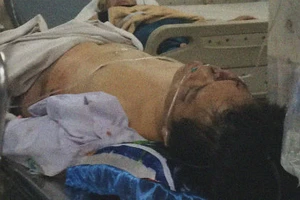 Tài xế taxi bị đâm gục trên xe trong đêm