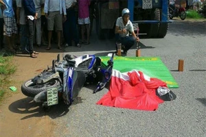 Ngã xuống đường, cô gái bị xe container cán tử vong