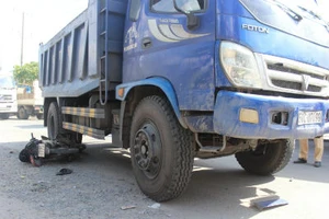 Hai thanh niên bị cuốn vào gầm xe tải