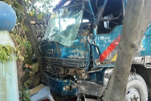 Xe tải mang biển đỏ gây tai nạn liên hoàn