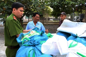 Tiêu hủy 800 kg mỡ bẩn chuẩn bị tiêu thụ ở chợ công nhân