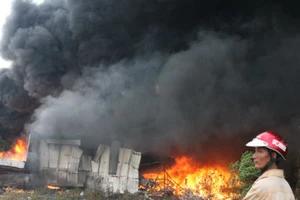 Cháy lớn khủng khiếp tại kho chứa phế liệu