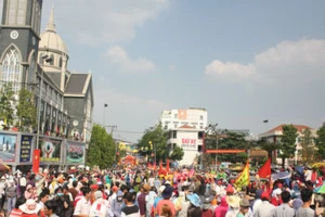 Hàng vạn người đổ về dự lễ rước kiệu chùa Bà Bình Dương 