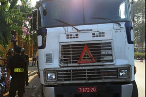 Xe container xài biển số đỏ dỏm 'làm lơ' hiệu lệnh CSGT