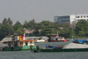 Sập cầu Ghềnh, tàu, sà lan ùn tắc trên sông Đồng Nai