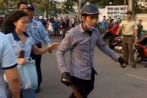 Nữ công nhân bị chém trước cổng công ty