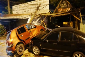 2 ô tô tông nhau khiến cô gái ngồi sau xe máy tử vong