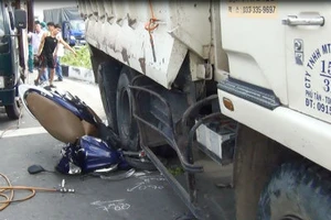 Xe ben leo dải phân cách cán hàng loạt xe máy