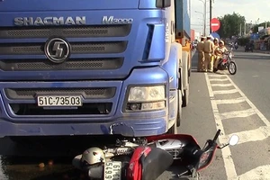  Bị xe container cuốn vào gầm, một phụ nữ tử vong