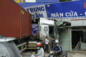 Xe container đâm sập cửa hàng nội thất, nhiều người thoát chết