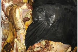 Bắt cơ sở chứa hóa chất nghi dùng biến thịt hư thành đỏ tươi