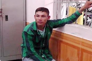 Hăm dọa dùng ảnh ‘nóng’ tống tiền cô giáo 