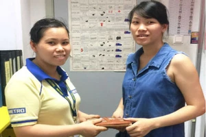 Nhân viên siêu thị nhặt được 60 triệu đồng trả cho khách