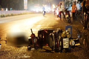 Sập hố trên đường, nam công nhân bị container cán chết