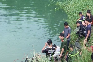 Giải cứu 4 người mắc kẹt giữa 'hồ tử thần'