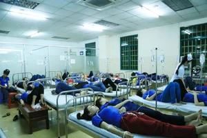 Hàng trăm công nhân nghi bị ngộ độc sau bữa ăn chiều