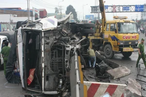 Xe tải và container tông nhau lật nhào xuống cầu vượt