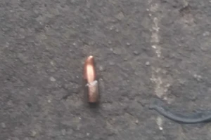 Đạn lạc vào nhà, hai mẹ con thoát chết trong gang tấc