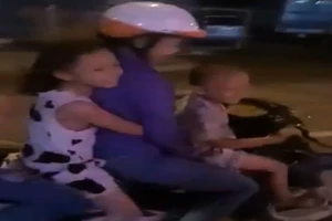 Kinh hãi bé 5 tuổi đi xe máy chở 4 nẹt pô ầm đường