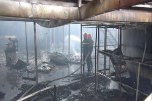 Lửa thiêu rụi gần 1.000 mét vuông xưởng gỗ