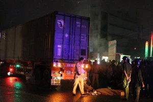 Vợ ôm xác chồng gào khóc giữa đường vì bị xe cán chết