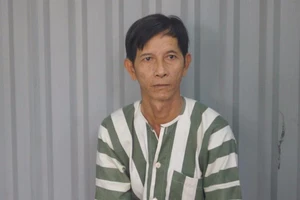 'Tú ông’ cho tiếp viên phục vụ khách từ A đến Z tại chỗ