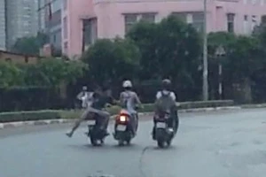 Giật giỏ xách rồi điện thoại cho nạn nhân