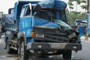 Xe trước tụt dốc, tài xế ô tô chạy sau nhảy xuống đường