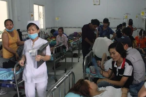 Gần 400 công nhân nhập viện cấp cứu sau bữa ăn trưa