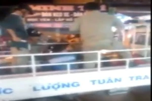 Dân phòng lấy dùi cui đánh liên tiếp thanh niên bị còng