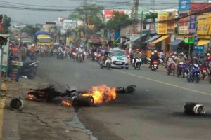 Xe chở gas cháy nổ trên đường, dân chạy tán loạn