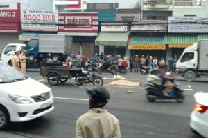 Xe máy kéo hàng va chạm xe tải, hai anh em tử vong