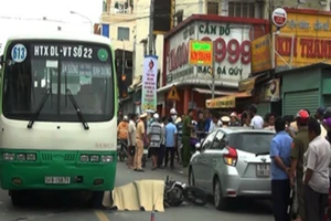 Mở cửa xe không quan sát, cô gái té tử vong