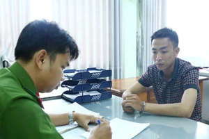 Kẻ hiếp dâm bị thiếu nữ chống cự trong bãi đất trống 