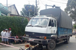 2 ông cháu trên đường đến trường bị xe tải cán tử vong