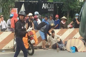 Người đàn ông Mỹ ôm thi thể vợ bên đường vì bị tai nạn