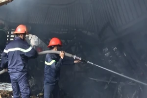 Cảnh sát đang khống chế cháy lớn ở Bình Dương