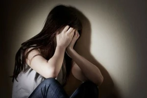 Khống chế cô gái đưa về nhà hiếp dâm