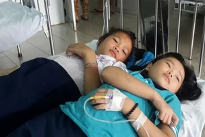 Hàng chục học sinh nhập viện nghi ngộ độc thực phẩm
