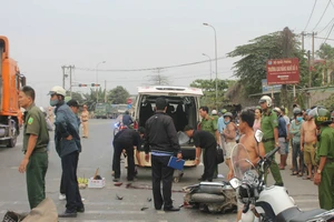 Thương tâm cô gái trẻ bị xe tải tông ngã xuống đường 