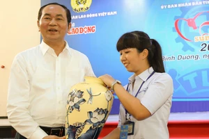 Chủ tịch nước tặng quà cho công nhân Bình Dương