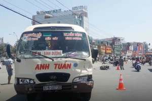 Xe khách cố vượt đèn đỏ tông hàng loạt xe máy