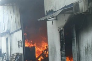 Lửa bao trùm công ty sản xuất đồ gỗ ở Bình Dương