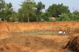 2 anh em chết đuối do rơi xuống hầm 