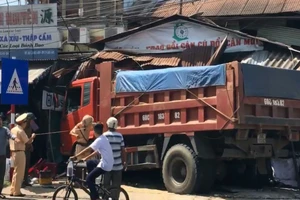 Xe ben lao sập nhà dân bên đường