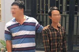 Tưới xăng lên người, ôm bình gas cố thủ đòi gặp vợ