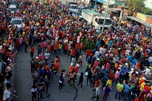 Hàng ngàn công nhân tràn ra quốc lộ phản đối lương