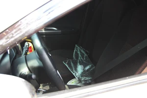 Đập kính ô tô đậu giữa sân siêu thị trộm tài sản